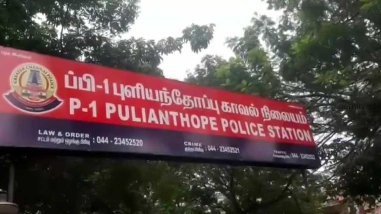 படிக்கட்டில் பயணம் செய்ததை தட்டிக் கேட்ட பேருந்து நடத்துநரை தாக்கிய இளைஞர் !