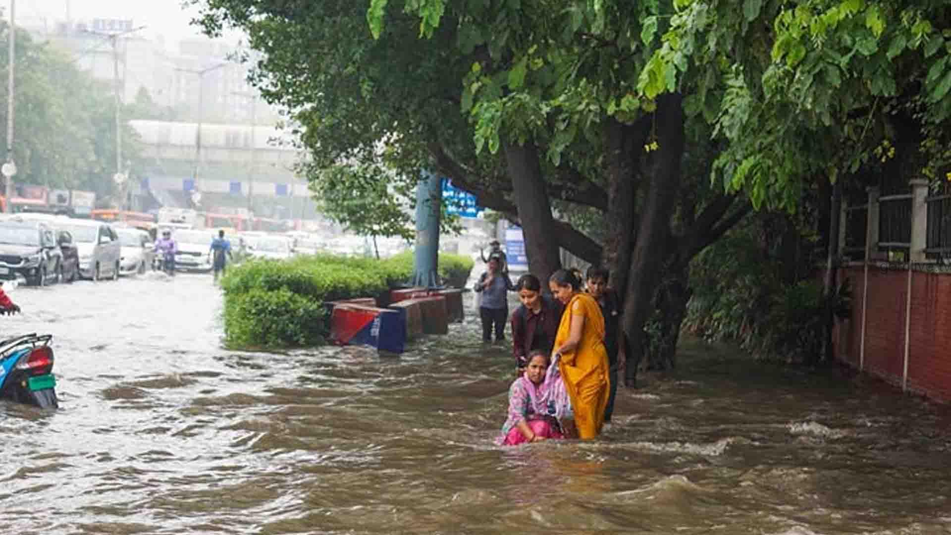 தென்மேற்குப் பருவமழை தீவிரமடைந்துள்ள நிலையில் வீடுகளுக்குள் புகுந்த வெள்ளம்.