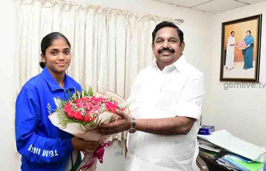கண்ணகி நகர் கார்த்திகாவுக்கு எடப்பாடி பழனிச்சாமி பாராட்டு.!