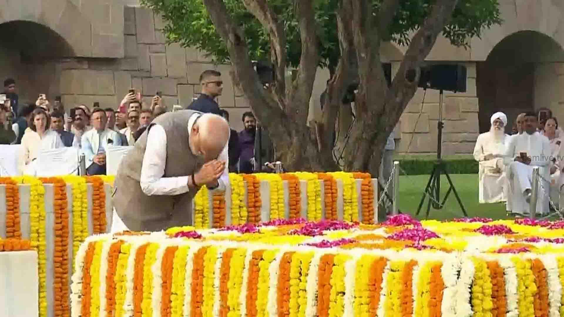 மகாத்மா காந்தியின் நினைவிடத்தில் பிரதமர் மோடி மரியாதை..!