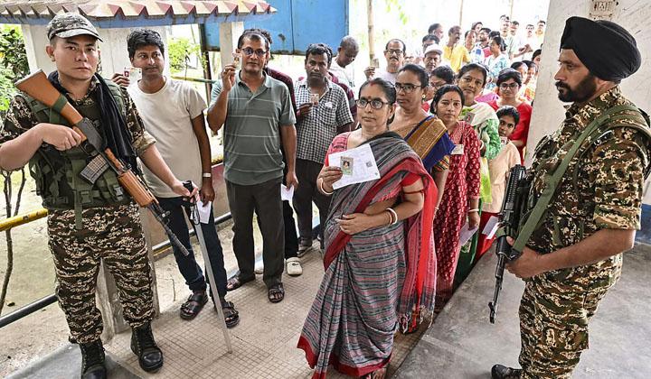 West Bengal : நீண்ட வரிசையில் காத்திருந்து மக்கள் வாக்களிப்பு.!