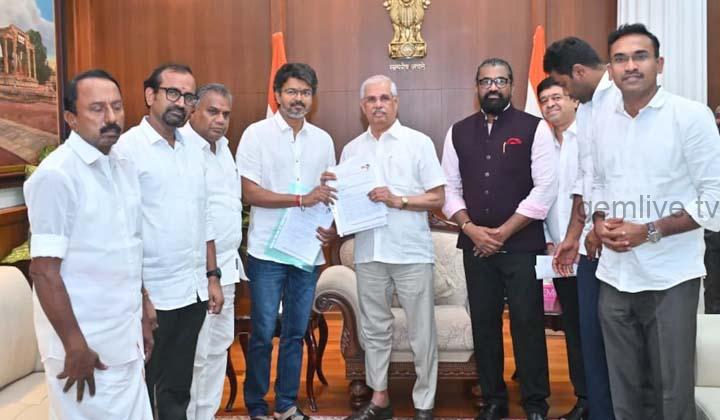 ஆளுநரின் அழைப்புக்காகக் காத்திருக்கும் விஜய்…… ஆதரவு கடிதம் கொடுத்தும் இழுபறி…..!