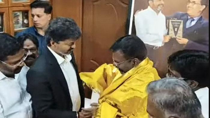 விஜய்க்கு பூங்கொத்து கொடுத்து வரவேற்ற திருமாவளவன்..!