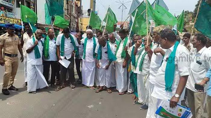 பயிர் கடன் தள்ளுபடி விவகாரம் : விவசாயிகள் எதிர்ப்பு.!