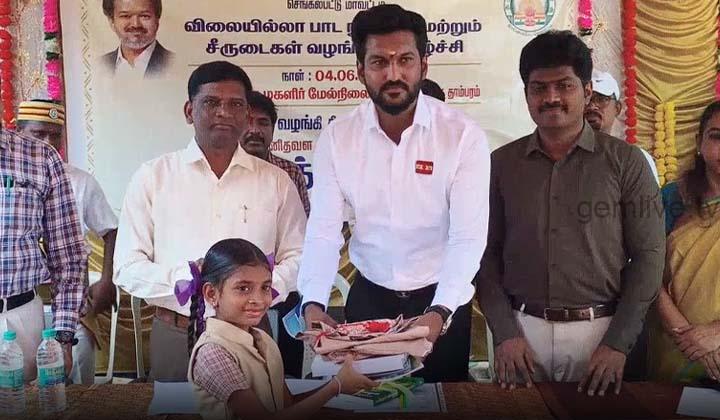 மாணவிகளுக்கு சீருடை, புத்தகங்கள் வழங்கிய அமைச்சர் சரத்குமார்!
