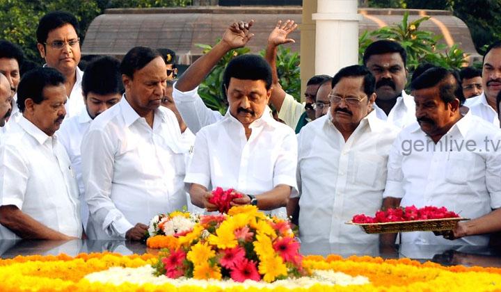 Kalaignar 103rd Birth Anniversary: மெரினாவில் மலர்தூவி அஞ்சலி செலுத்திய முக.ஸ்டாலின்.!