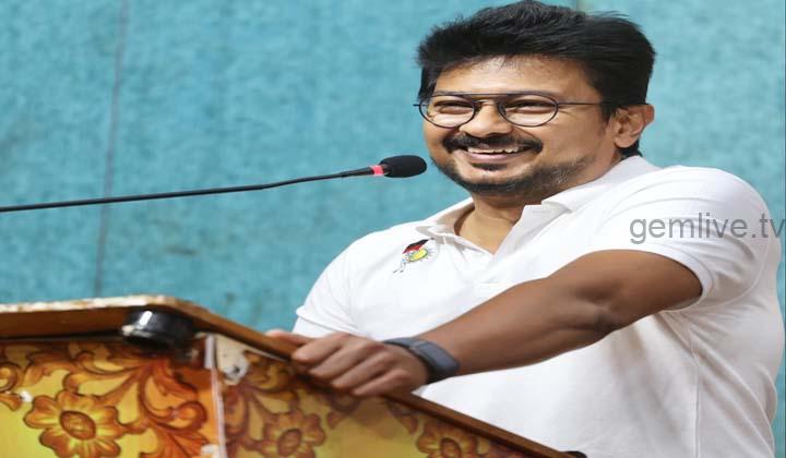 அரசுப்பள்ளி மாணவியிடம் அமைச்சரின் செயல் – உதயநிதி ஸ்டாலின் விமர்சனம்!
