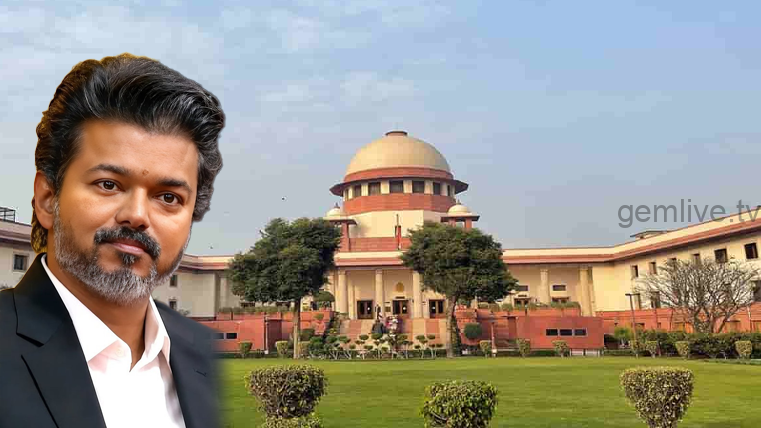 கரூர்க் கூட்ட நெரிசல் மரணம் – அரசுப் பணி ரத்து வழக்கில் உச்ச நீதிமன்றம் இடைக்காலத் தடை!