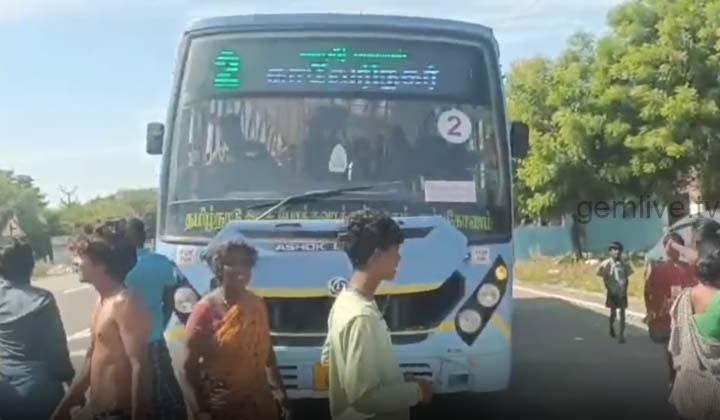 பேருந்து கதவு திறந்து சாலையில் விழுந்த 10 மாணவர்கள் படுகாயம்!